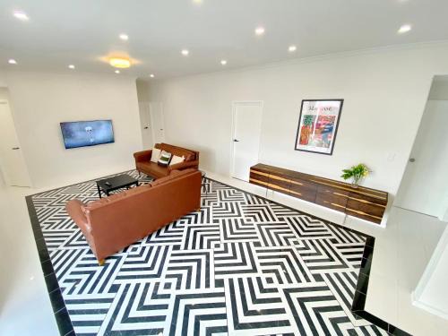6mins to airport Large Family House