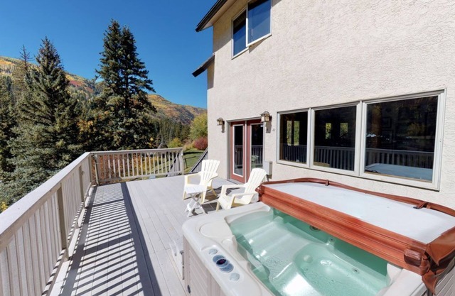 7 bdrm Lodge on Crystal River Bank by Marble CO Sleep 18