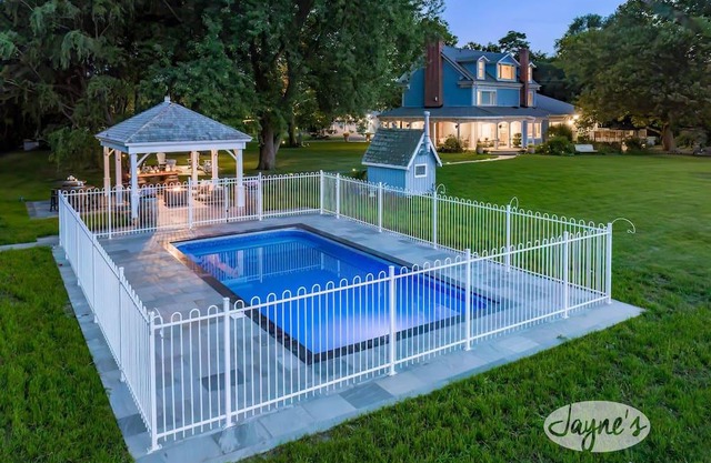 7 bed 7 bath, Lakehouse on Lake Ontario! Pool, Hot tub, 5 acres!