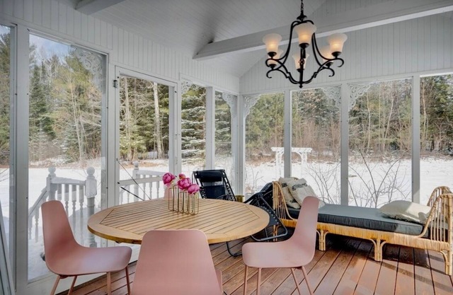 7-bed home in beautiful Guildhall with WiFi, AC, on 150 acres, Mountain Views