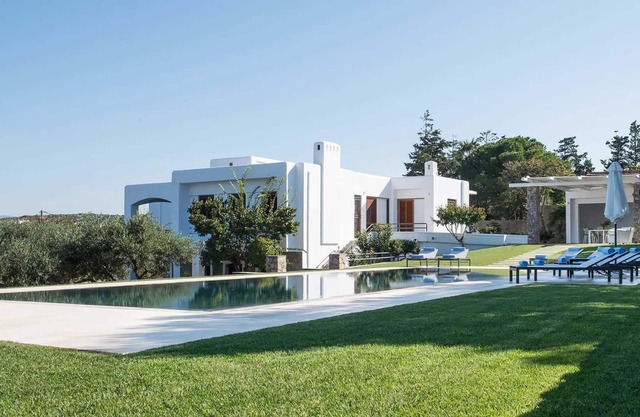 7 bed, private pool, walk to beach, huge grounds.