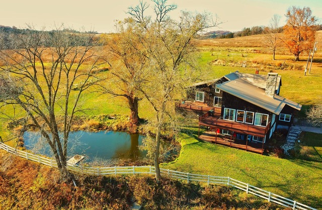 7 bedroom/3 bathroom Decorah Lodge on private Creek - SLEEPS 20