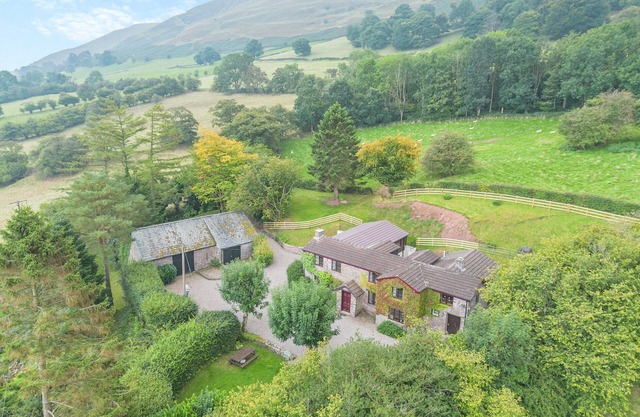 7 bedroom accommodation in Pengenffordd, Talgarth, Brecon