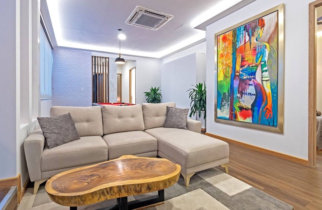 7-Bedroom Penthouse perfect location.