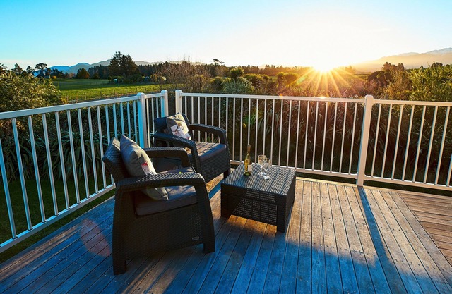 7 Bedroom Home with Mountain Views, free wi-fi, ocean, golf, cycle track nearby