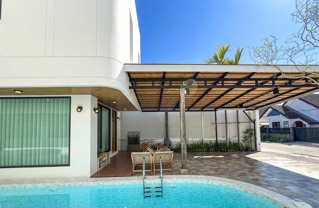 7 Bedroom Luxury Villa near Golf Courses. Pool w/Jacuzzi