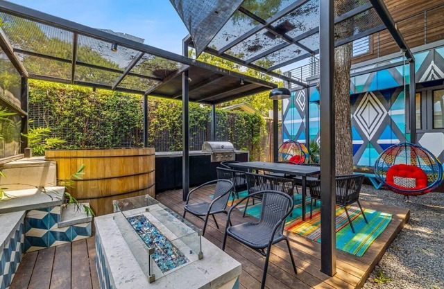 7 Bedroom near South Lamar - Hot tub|Sauna|Firepit