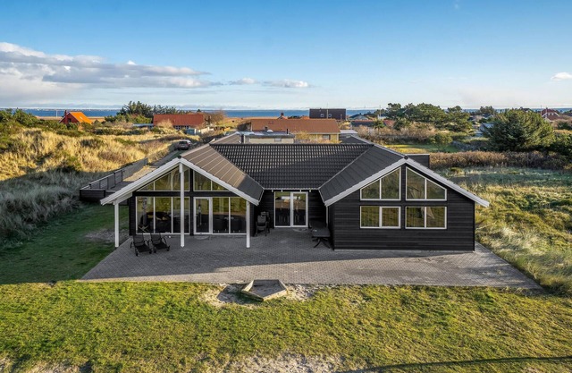 7 bedroom nice home in Hvide Sande