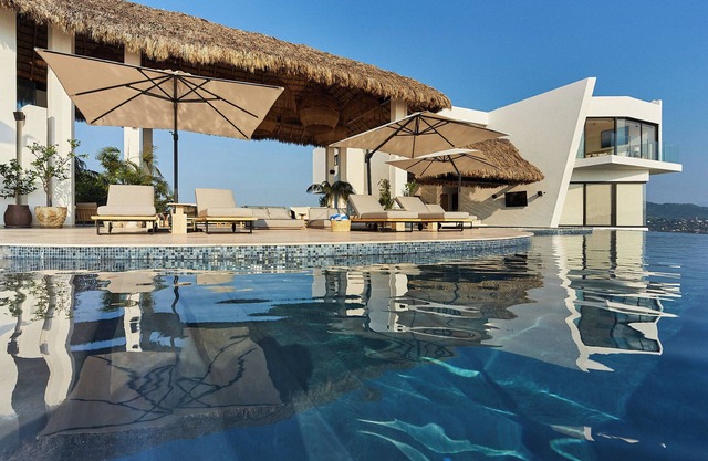 7-bedroom villa in delightful Manzanillo with WiFi, AC. Start your vacation now