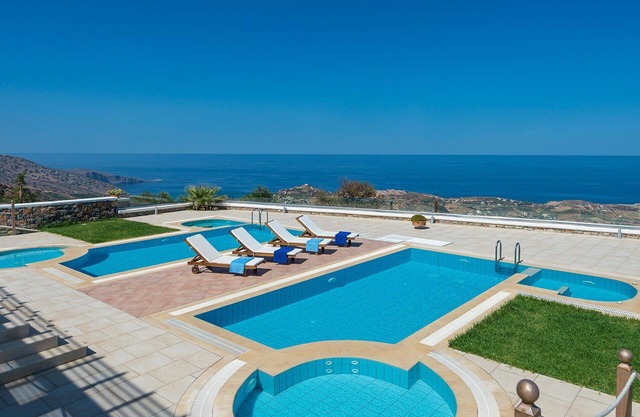 7-bedroom Villas Milos with sea view!