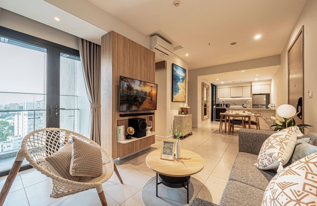 7 Bedroooms 3 Units Contemporary Apartment with All Comforts of Home
