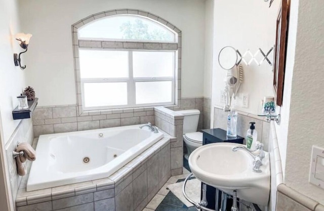 #7 Jacuzzi tub-Balcony- Historic Downtown suitenn