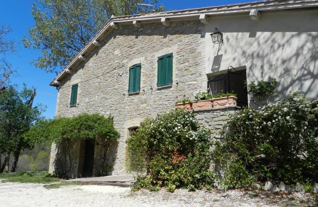 7 km away from Assisi. Antique stone house in the Park of Mount Subasio. There is a private pool.