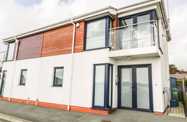 7 MARINA VIEW, pet friendly, country holiday cottage in Pwllheli