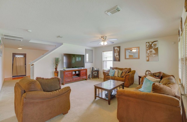 7 Mi to Downtown Baytown: Spacious Home w/Yard