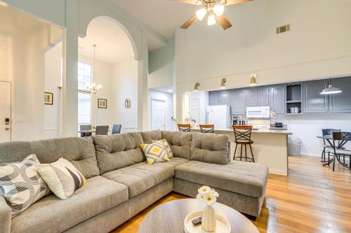7 Mi to Dtwn Covington Bright Home with Deck and Yard