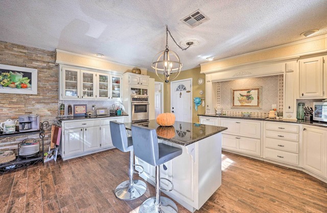 7 Mi to Lake: Expansive Rogers Villa w/Pond!