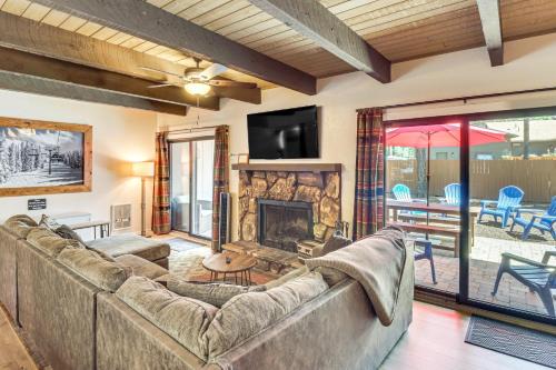 7 Mi to Rainbow Lake Pinetop Condo with Patio!
