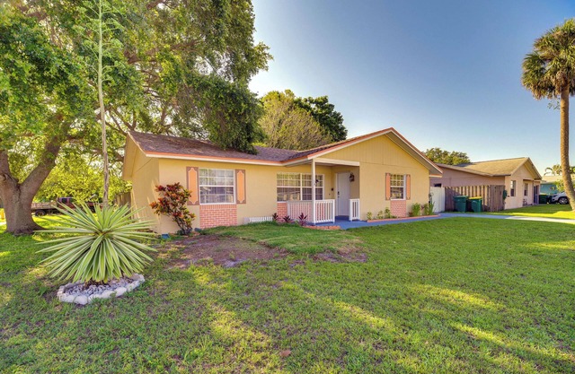 7 Mi to Satellite Beach: Melbourne Home w/Yard