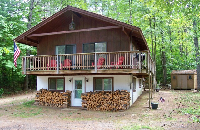 7 mins to Storyland! Dog Friendly Chalet! Private Home! Hiking! Santa’s Village!
