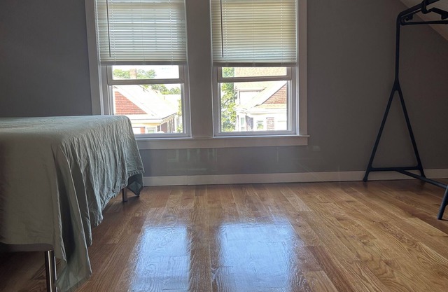 7 minutes from Milton Academy and Curry College. 25 minutes from Boston Common.