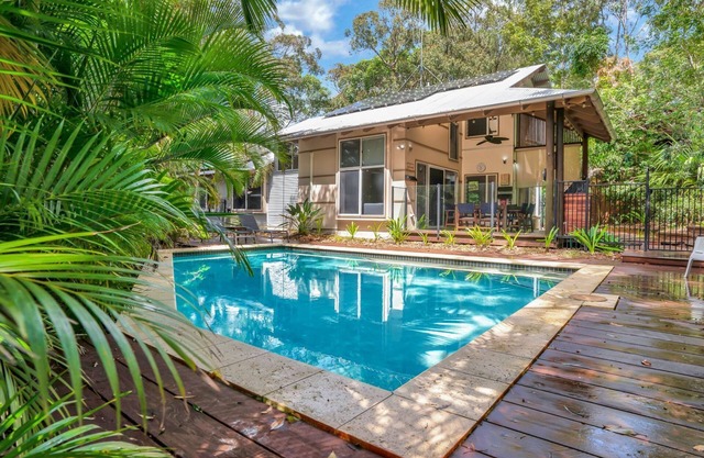 7 Naiad Court - Rainbow Shores. Swimming Pool and Walk To Beach. Aircon. Wi-Fi.