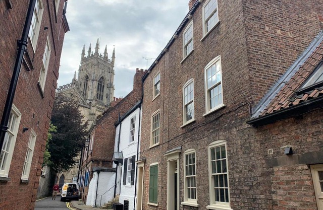 7 Precentor's Court