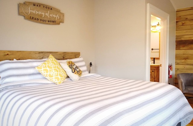 #7 Quaint Room in Historic Inn, Sunflower Spot