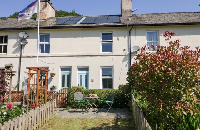 7 RAILWAY COTTAGES, pet friendly, with open fire in Newby Bridge