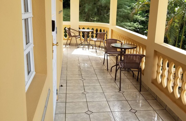 7 rooms,Rainforest retreat,gated,fenced,private 2 story home, sleep 20 solar W/H