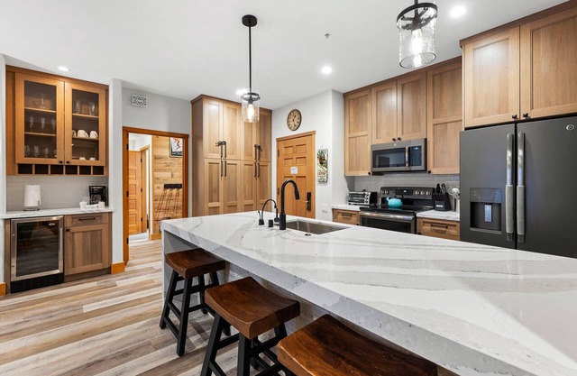 700 | Premium 2BD - King, Doubles, A/C + Pool