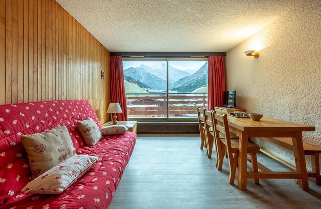 70m from ski slopes, 3rd floor, view mountain, balcony, tv, ski locker, 30m², Méribel-Mottaret