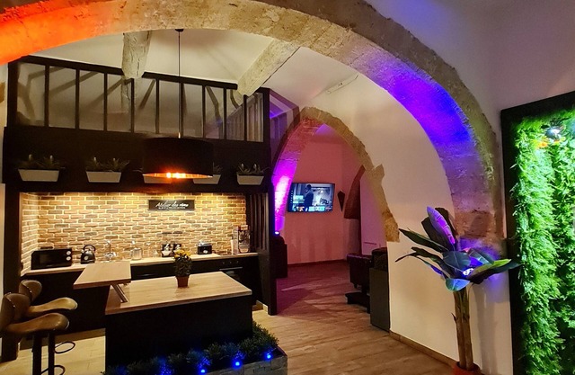 70m2 apartment with private jacuzzi 400m from the Chateau de l'Emperi