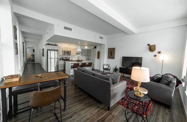 725- Big 2 bedroom/king beds/Corner Unit/+ parking