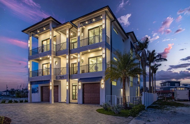 749 New Luxury 7BR Oasis w/Dock, Pool & Gulf Views – Sleeps 18