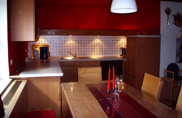 75qm-große Ferienwohnung mit Terrasse, Liegewiese und Spielmöglichkeiten für Kinder