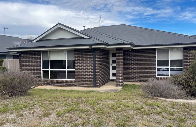 76 Messenger Ave Boorooma Home