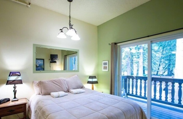 77sll - Economical - Convenient - Kitchenette - Sleeps 2 1 Bedroom Condo by RedAwning