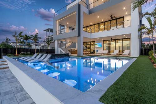 793 Shoreline Estate- 6BD 6BR, Luxurious Pool Home on The Water! home