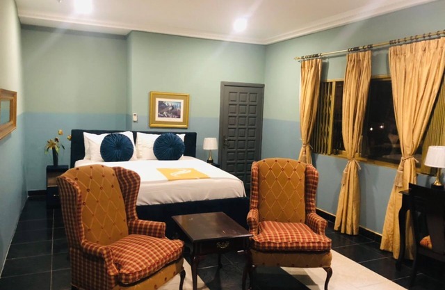 7bed Lux House-B w/Pool & Mini-Golf-Walk to Airport