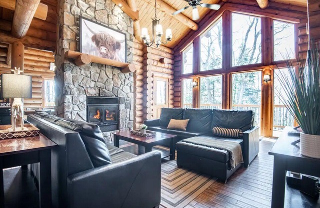 7BR LogCabin/Spa/Nature/MontTremblant Area/18 Guests