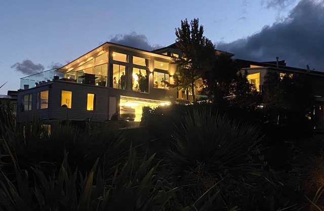 7Manata - Amazing 270deg views! Golf & Ski 10bedrm/8bathrm + 4x seven-seat 4WD's