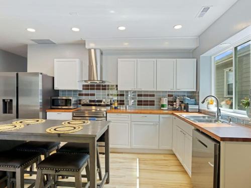 7Mi Louisville Pet-Friendly Home
