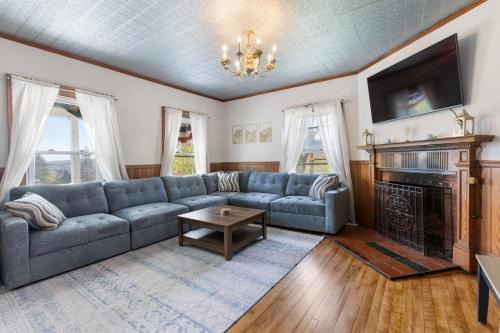 7PH Sunny Farmhouse Retreat, AC, Game Room, Dog Friendly