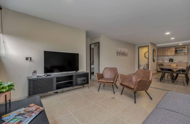 7th floor 2BR modern apt close to parque lleras