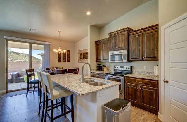7th Heaven by KABINO Sand Hollow 5 mins Zion 35 mins Garage Extra Trailer Parking Satellite Games WiFi Bunk Beds Air Conditioning