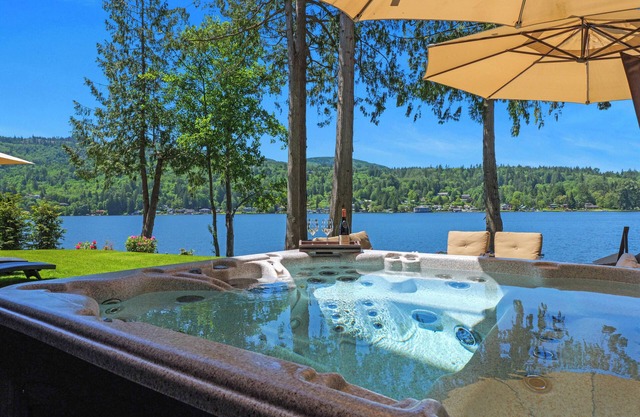 8,200SF Lakefront Luxury Lodge - Sleeps 25 - 7 Bedrooms + Hot Tub + Private Dock