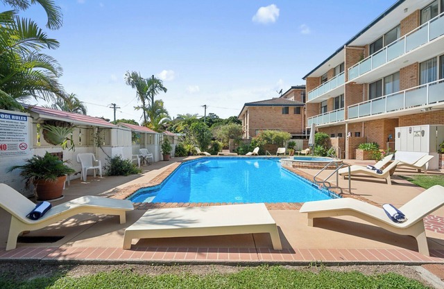 8 27 Ocean Parade Retro Coastal Apartment Opposite Park Beach