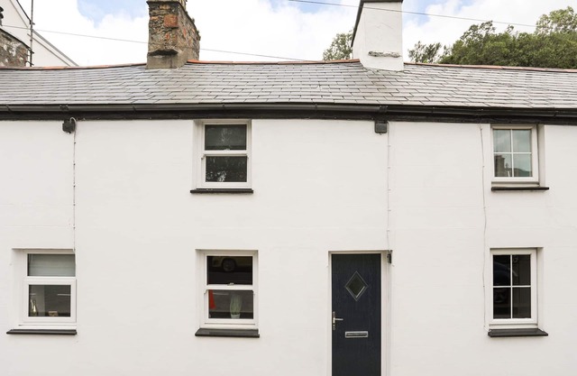 8 ABERERCH ROAD, pet friendly, country holiday cottage in Pwllheli