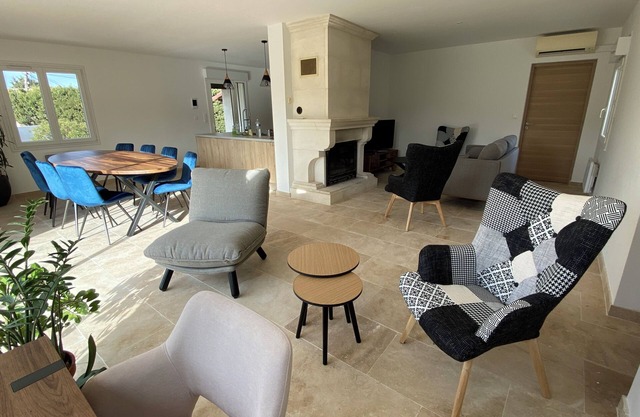 8-BED 4-BED HOUSE IN THE ALPILLES 10 MIN FROM ARLES 15 MIN FROM SAINT REMY